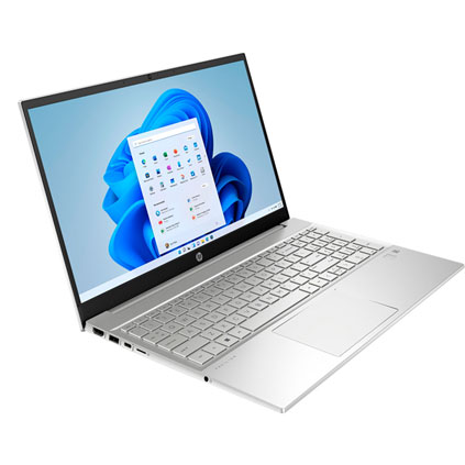 Estudiante utilizando una laptop HP en su escritorio