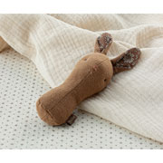 Foto de Muñeco Maileg Lullaby Bunny Rattle Chocolate 