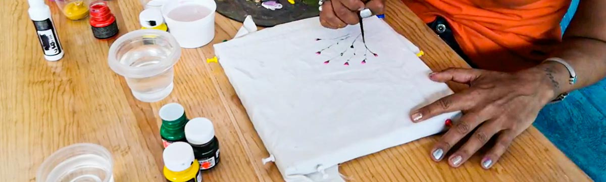 Pintura para tela que permite decorar ropa y textiles