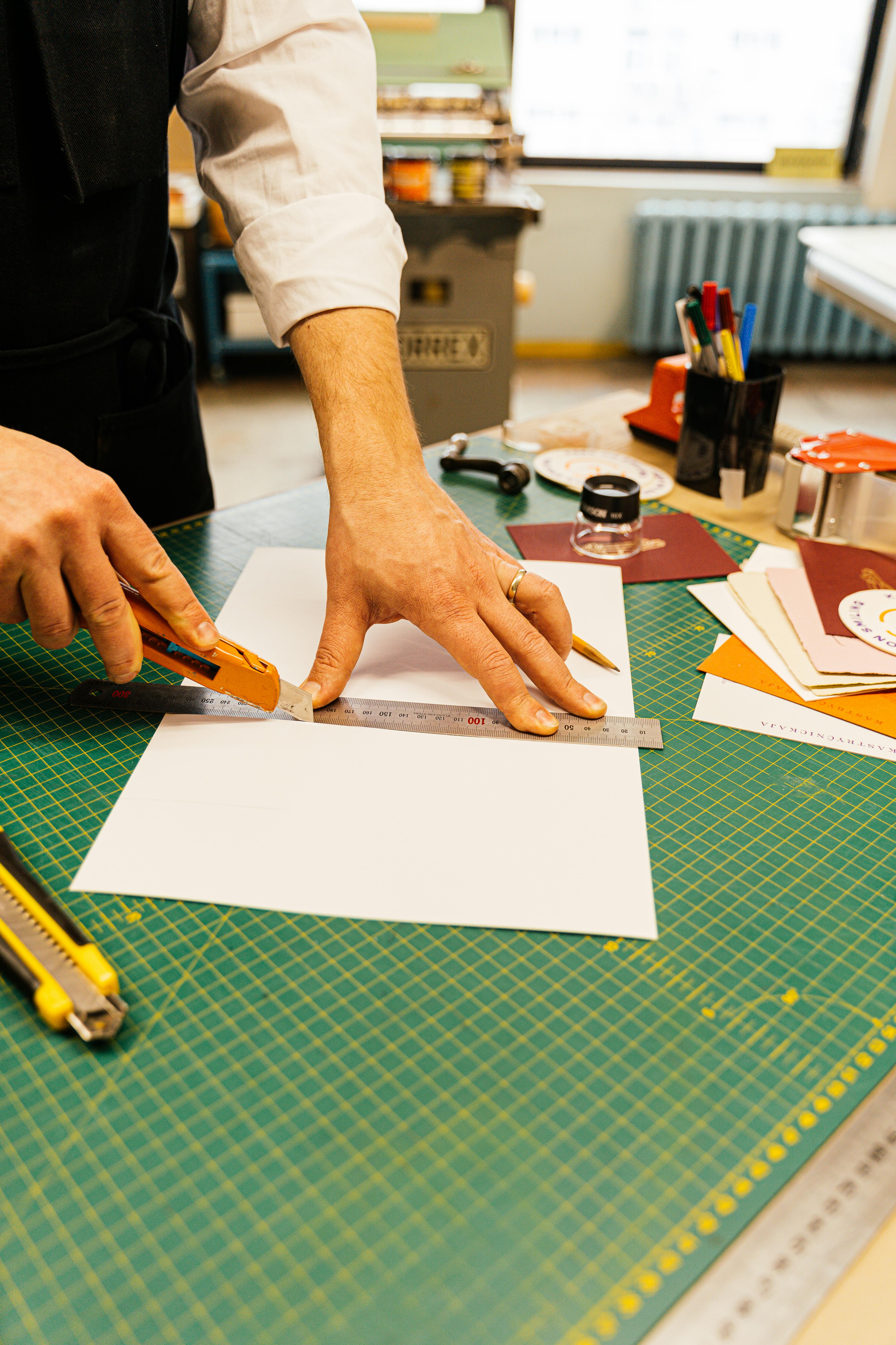 Arquitecto cortando maqueta con precisión