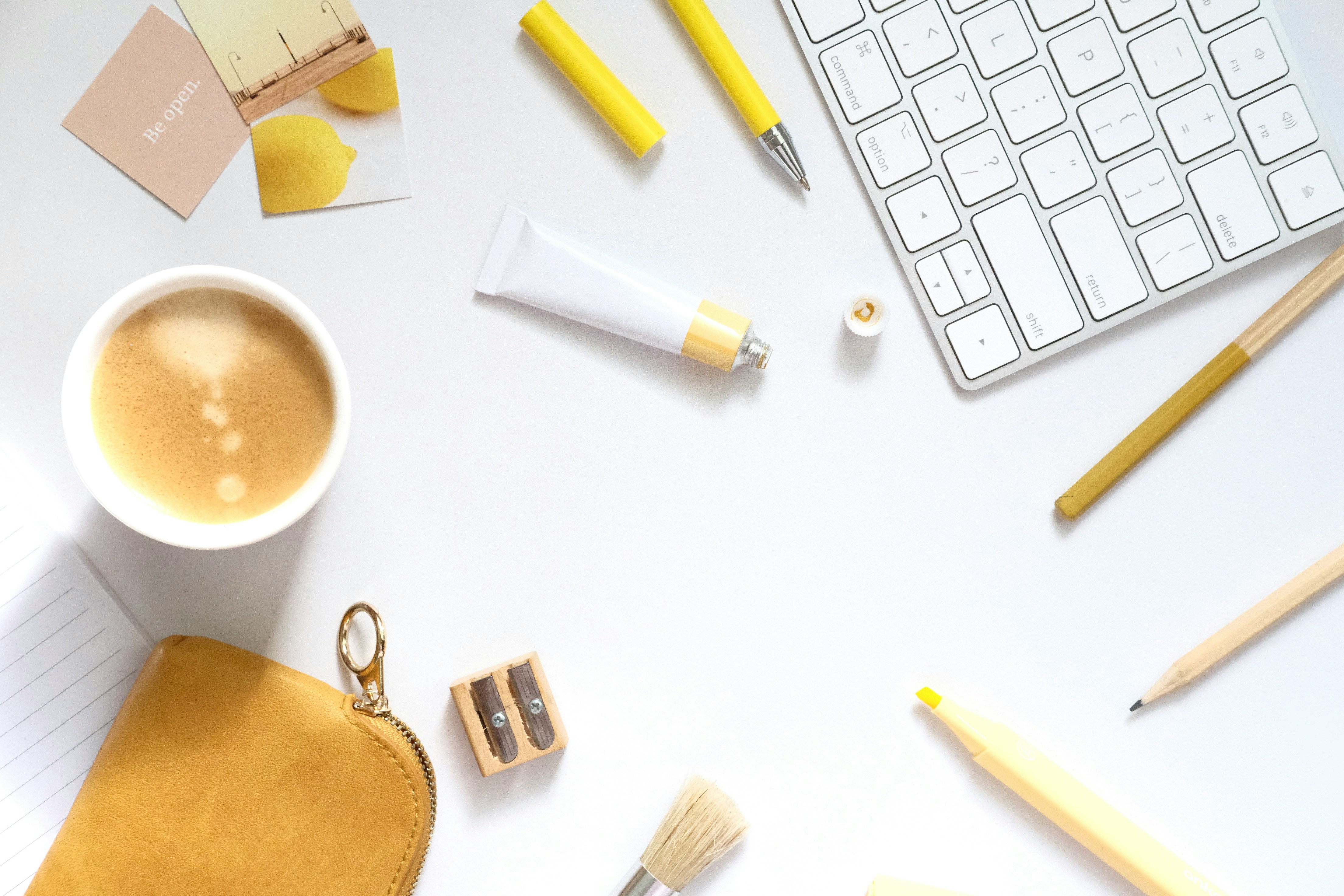 Mesa de trabajo con materiales de pintura acrílica para principiantes